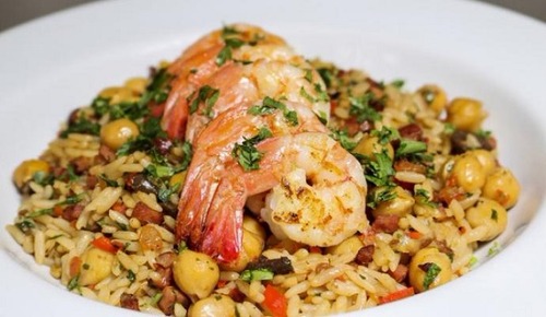 Camarão grelhado com arroz de calabresa