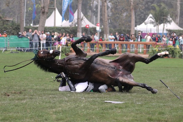 Susto no hipismo: brasileiro cai durante prova do Pan-Americano (marcelloj)