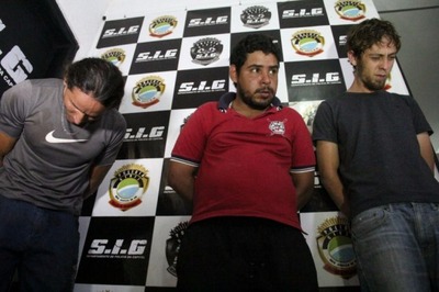 Na sequência, Anderson, Ronaldo e Luiz Alberto, presos pela polícia. (Foto: Marcos Ermínio)
