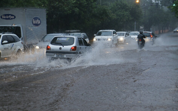 Temporal atinge a Capital e causa queda de árvores e alagamentos