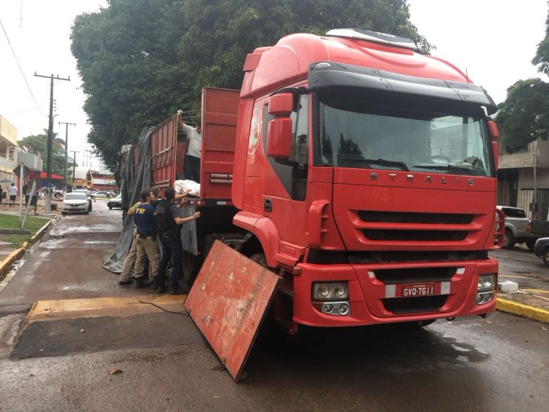 Ação conjunta entre PRF (Polícia Rodoviária Federal) e Polícia Federal, em Ponta Porã, resultou na apreensão de uma carreta bitrem carregada com mais de 1,3 tonelada de maconha. O flagrante ocorreu na tarde de quinta-feira (21).

De acordo com a PRF, denúncia levou as equipes até uma oficina mecânica localizada às margens da MS-164, próximo ao Posto Aquidaban.

O veículo, com placas de Dourados possuía fundo falso e os policiais encontraram vários tabletes do entorpecente. Ao todo, a maconha pesou 1.380 quilos.

A PRF não informou se houve presos na ação.  