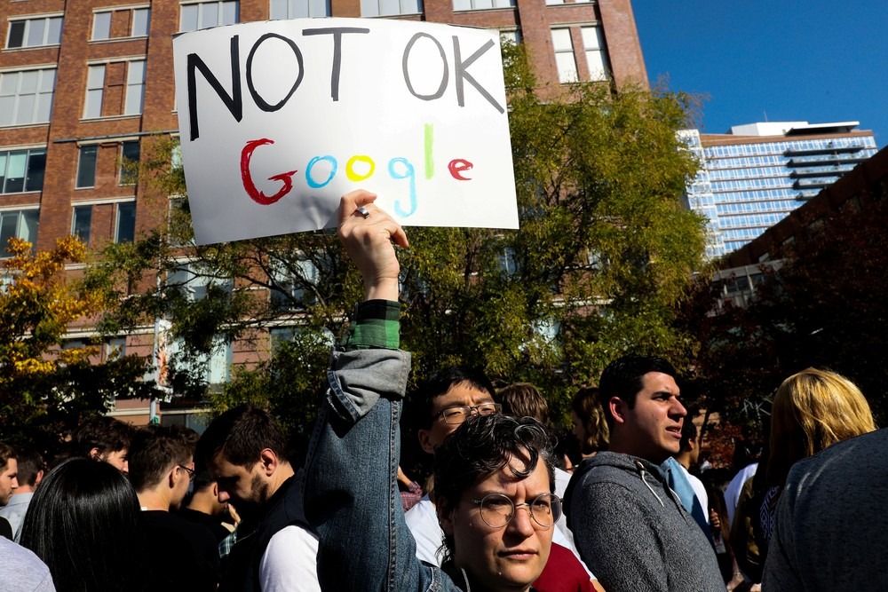 Funcionários do Google em Nova York protestam contra assédio sexual na empresa. — REUTERS/Jeenah Moon