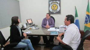 Detentas vão produzir perucas para mulheres com câncer Reunião acerta detalhes para implantação do programa. (Foto: Divulgação Agepen)