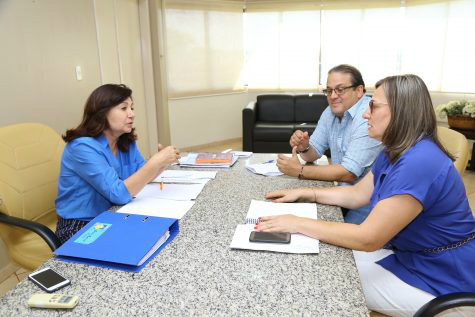 A prefeita Délia Razuk, o secretário de governo Raufi Marques despachando com a secretária de Assistência Social, Ledi Ferla. – A. Frota
