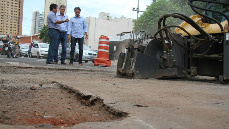 Prefeito vistoria tapa-buraco e espera triplicar equipes