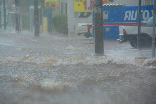 Na rua 14 de Julho, água invadiu calçadas - Foto: Gerson Oliveira / Correio do Estado