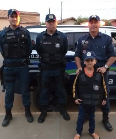 Policiais militares realizam sonho de criança que sonha com a carreira militar Policiais militares realizam sonho de criança que sonha com a carreira militar