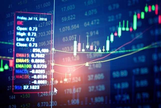 Ibovespa cai e volta a fechar abaixo dos 100 mil pontos Ibovespa cai e volta a fechar abaixo dos 100 mil pontos