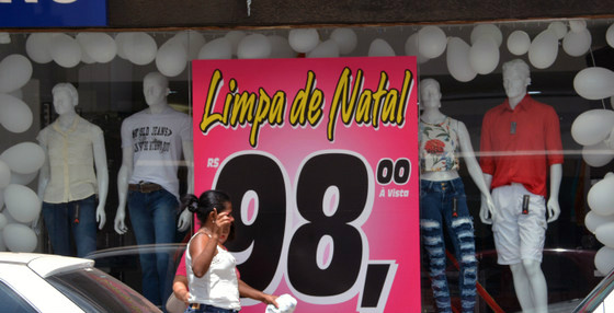 Cartazes anunciam liquidação antecipada de roupas e outros itens - Foto: Paulo Ribas / Correio do Estado