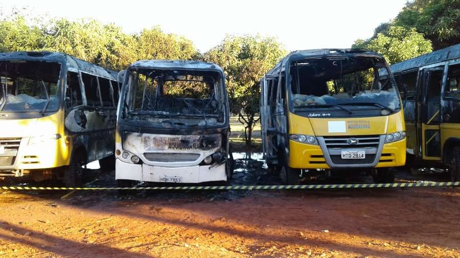 Ônibus do transporte escolar são incendiados dentro de garagem de prefeitura Divulgação