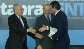 O presidente Michel Temer e os ministros Eliseu Padilha e Maurício Quintella durante cerimônia de assinatura de contratos de concessões de aeroportos (Antonio Cruz/Agência Brasil)