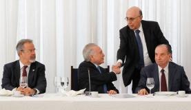 Brasília - Presidente Michel Temer cumprimenta o mibnistro da Fazenda, Henrique Meirelles, no café da manhã com jornalistas (Marcos Correa/PR)