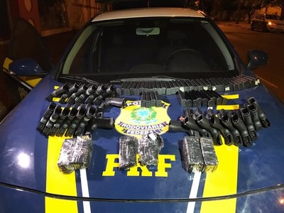 PRF apreende droga, armas e munições em carga de feijão PRF/Divulgação