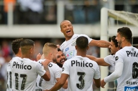 Santos goleia e segue firme na liderança do Brasileiro Sanchez comemora um dos gols santistas
DUDA BAIRROS/AGIF/ESTADÃO CONTEÚDO