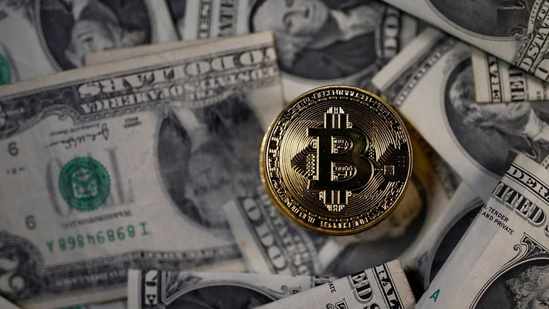 Após 'febre', bitcoin despenca mais de 30% em um dia