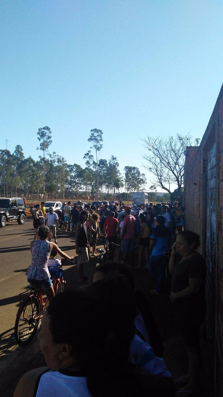 Execução no Jardim Carioca deixa pelo menos 2 mortos e um baleado Aglomeração de moradores e curiosos no local do crime. Foto: Direto das Ruas