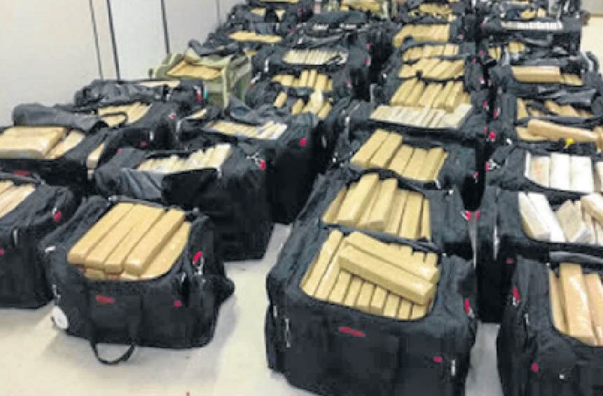 As sacolas de maconha apreendidas pela polícia em poder dos militares - Foto: Divulgação