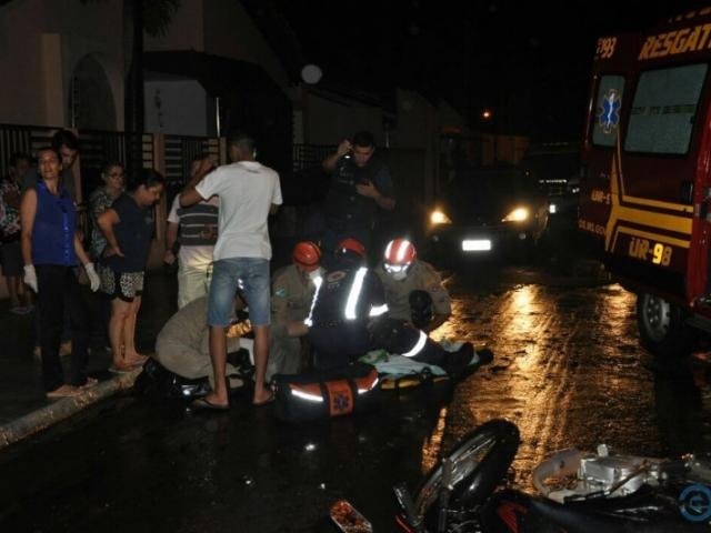 Motociclista é socorrido por equipes do Samu e do Corpo de Bombeiros (Foto: Edição MS)