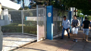 Candidato (de bermuda branca) é flagrado no momento em que conseguiu converncer outro homem a emprestar a calça. (Foto:Caroline Maldonado)