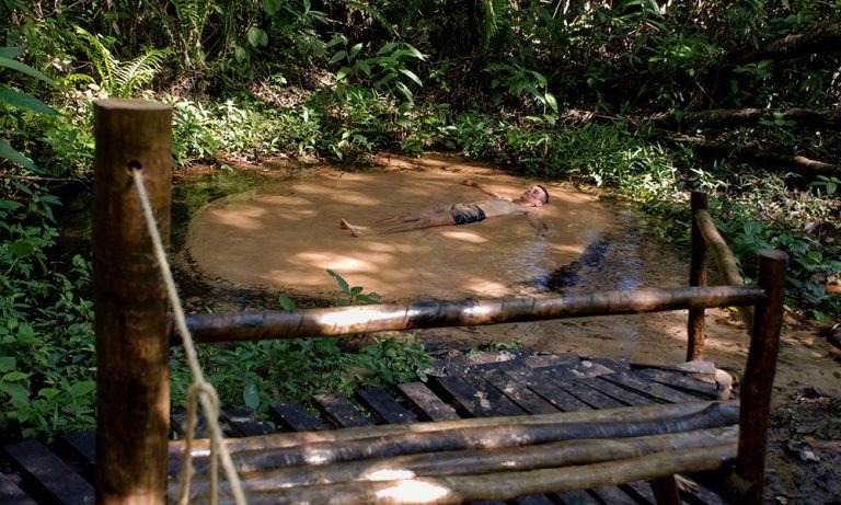 MS tem excelentes destinos para viagem no feriado Turistas deitam na água da lagoa Água Santa do Paraíso, em Costa Rica. Visitms