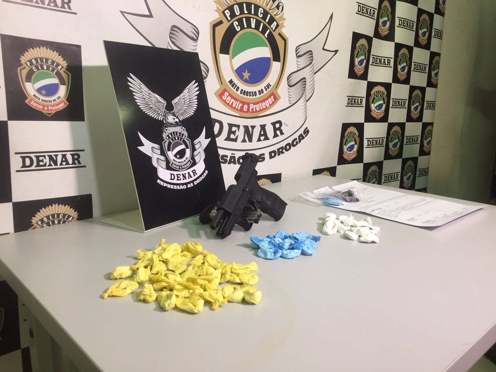 Jovem que vendia droga por 'disque-entrega' é preso em Campo Grande Além da droga encontrada com suspeito, polícia ainda apreendeu arma de suposto cliente (Foto: Dyego Queiroz)
