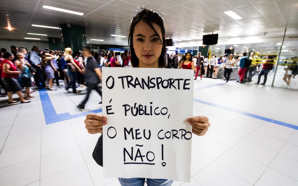 Jovem segura cartaz durante protesto contra o assédio às mulheres no Metrô (Foto: Arquivo/Dario Oliveira/Código 19/Estadão Conteúdo)