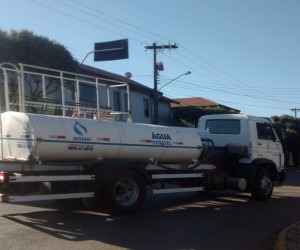 Carros pipa estão abastecendo escolas e creches da cidade - Cássia Modena