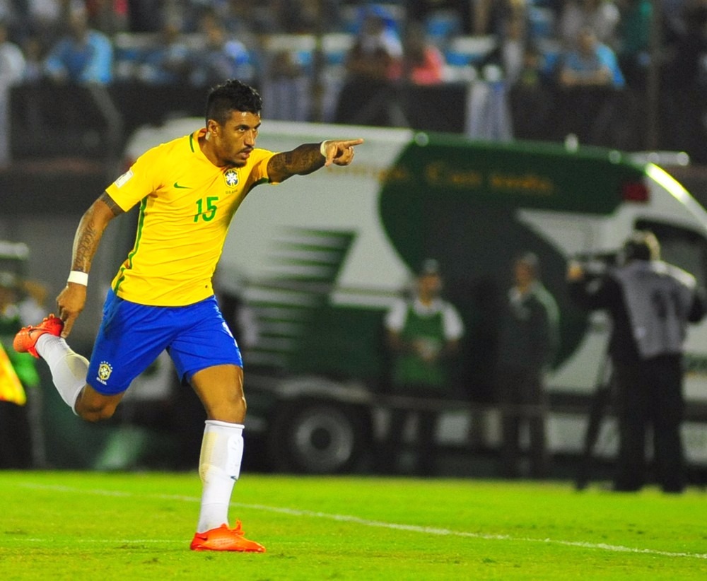 Titular da Seleção, volante Paulinho acerta com o Barcelona (Foto: Dante Fernández/AFP)