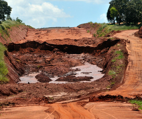 Trecho do anel rodoviário, entre MS-010 e saída para Cuiabá, com erosão - Foto: Valdenir Rezende/Correio do Estado