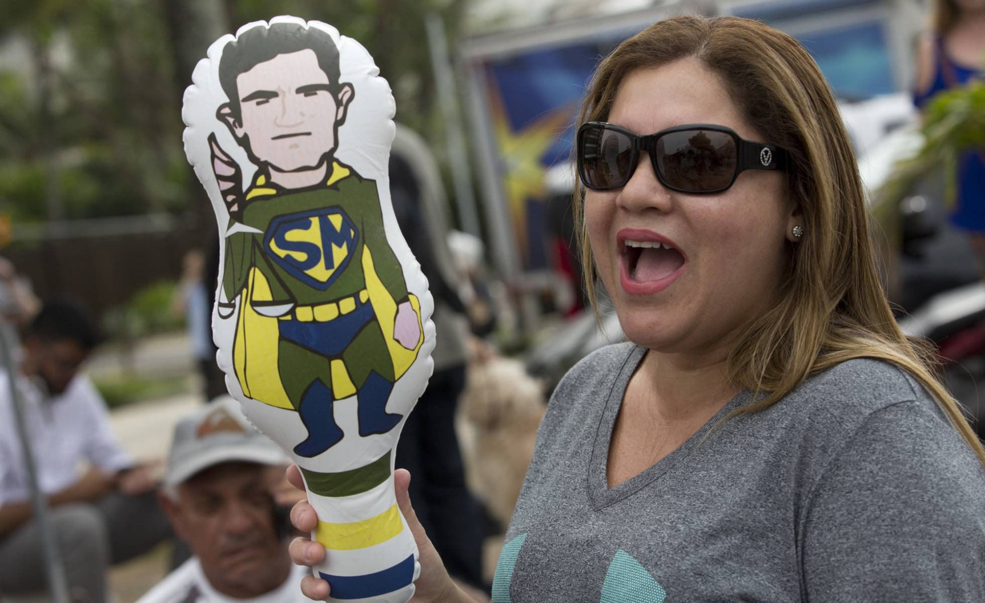 Apoiadora de Bolsonaro empunha boneco inflável de Sergio Moro. SILVIA IZQUIERDO - AP