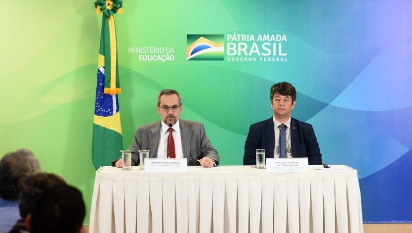 Digitais, provas do Revalida serão aplicadas duas vezes ao ano pelo MEC O ministro Abraham Weintraub e o secretário de Educação Superior, Arnaldo Lima, em coletiva sobre o Revalida. Gabriel Jabur/MEC