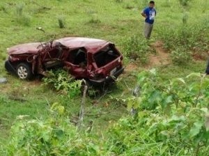 Veículo ficou destruído (Foto: A Gazeta News)