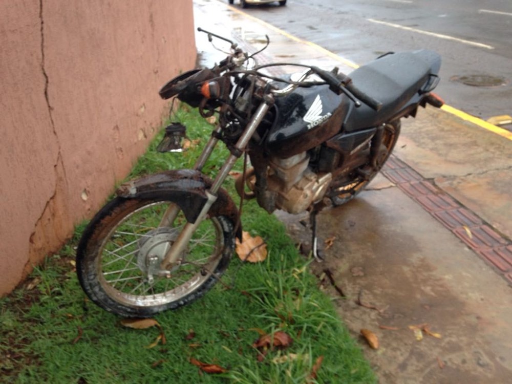 Motocicleta ficou com a frente destruída após jovem cair no rio Anhanduzinho (Foto: Osvaldo Nóbrega)