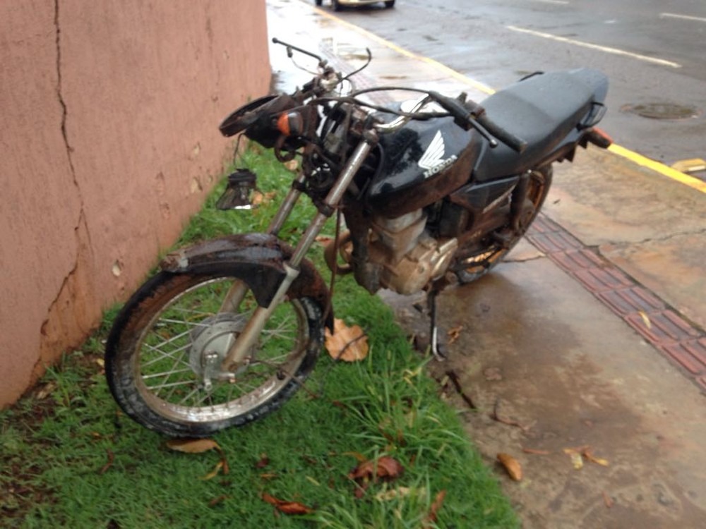 Jovem fica ferido ao cair com motocicleta no rio Anhanduí Motocicleta ficou com a frente destruída após jovem cair no rio Anhanduzinho (Foto: Osvaldo Nóbrega)