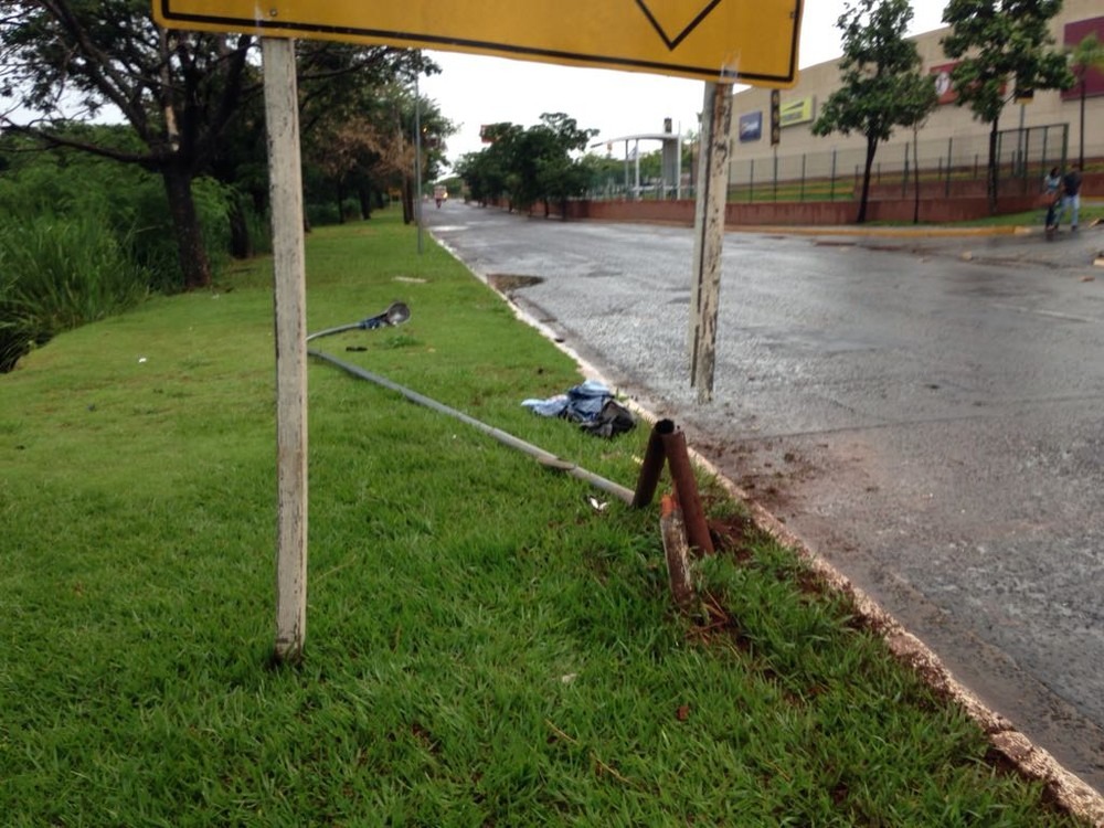 Jovem fica ferido ao cair com motocicleta no rio Anhanduí Moto antingiu poste de luz e placa de sinalização antes de cair no rio Anhanduzinho (Foto: Osvaldo Nóbrega)
