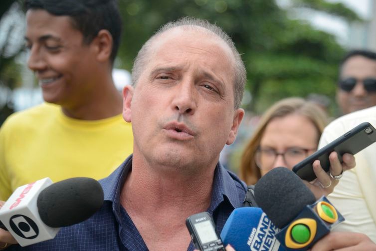 O deputado federal e futuro ministro da Casa Civil, Onyx Lorenzoni, fala à impresa após saída da casa do presidente eleito, Jair Bolsonaro, na Barra da Tijuca, zona oeste da capital fluminense. - Tomaz Silva/Agência Brasil