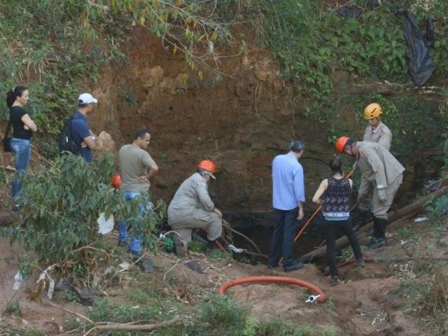 Poço próximo ao rio Anhanduí , onde estão concentrada as buscas (Foto: André Bittar)
