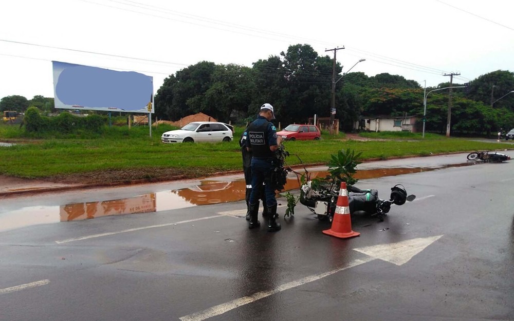 Acidente aconteceu na avenida Guaicurus, perto da rua da Divisão (Foto: Osvaldo Nóbrega)