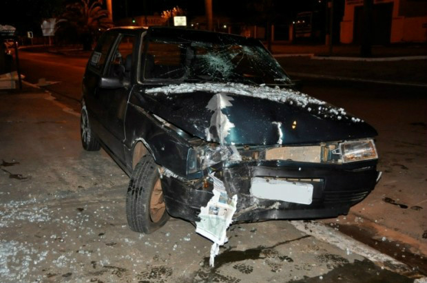 Veículo ficou com a parte dianteira destruída e loja teve prejuízo de mais de R$ 5 mil - Foto: Nova News