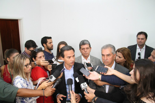 Prefeitura firma parceria com governo para recuperar ruas e construir moradias