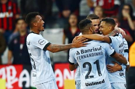 Jogadores do Grêmio comemoram com Pedro Rocha
Estadão Conteúdo