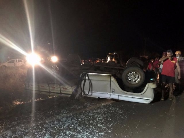 Homem fica preso às ferragens após capotar caminhonete na MS-145 Camionete capotou na rodovia, possivelmente, após desviar de buraco (Foto: Nova Alvorada News)