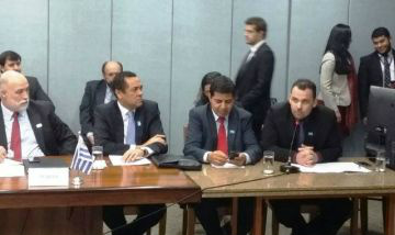 Foto: Divulgação
Neto (dir) durante o ato