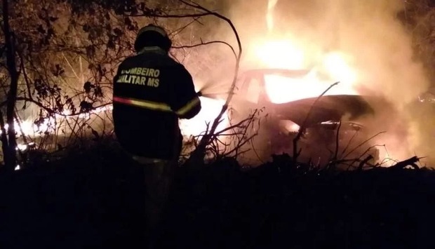 Veículo é destruído pelo fogo após acidente na BR-262 Corpo de Bombeiros/Divulgação