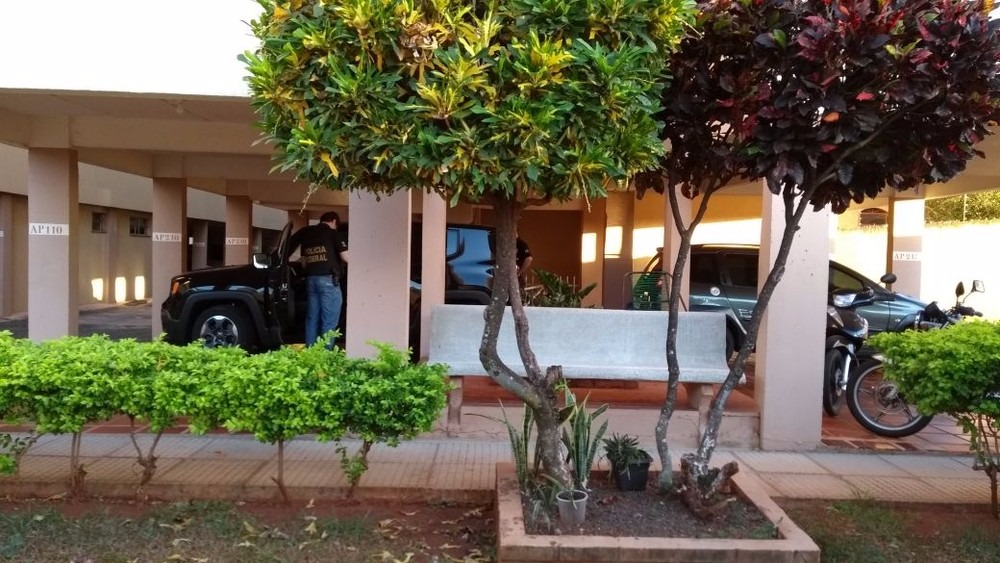 Grupo frigorífico é alvo de operação contra sonegação de R$ 350 milhões Policiais federais em condomínio de Campo Grande; carro foi apreendido (Foto: Rodrigo Grando)