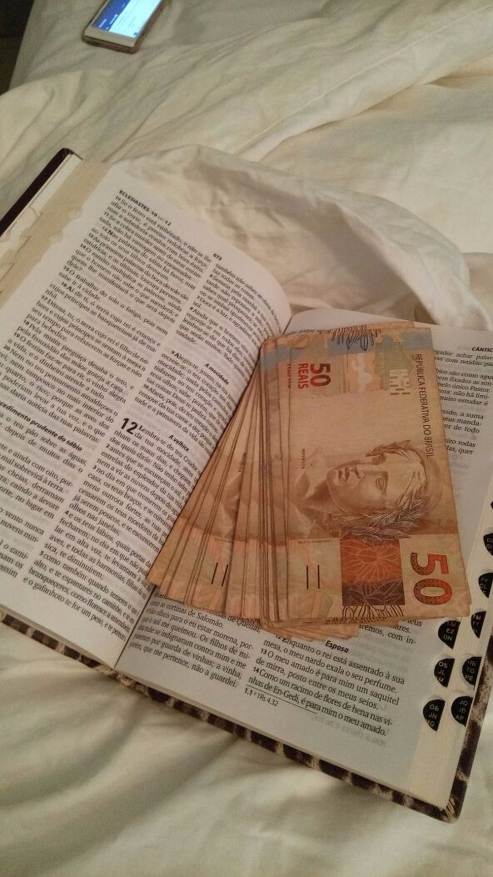 Grupo frigorífico é alvo de operação contra sonegação de R$ 350 milhões Dinheiro encontrado dentro de Bíblia na operação Labirinto de Creta (Foto: PF/Divulgação)