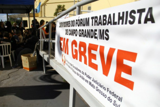 Servidores reivindicam reajuste de 59% (Foto: Marcos Ermínio)