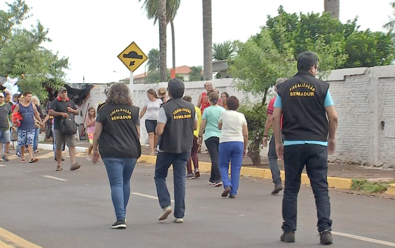 Equipes de fiscalização flagraram 22 crianças em trabalho irregular nos cemitérios de Campo Grande no Dia de Finados. TV Morena/Reprodução