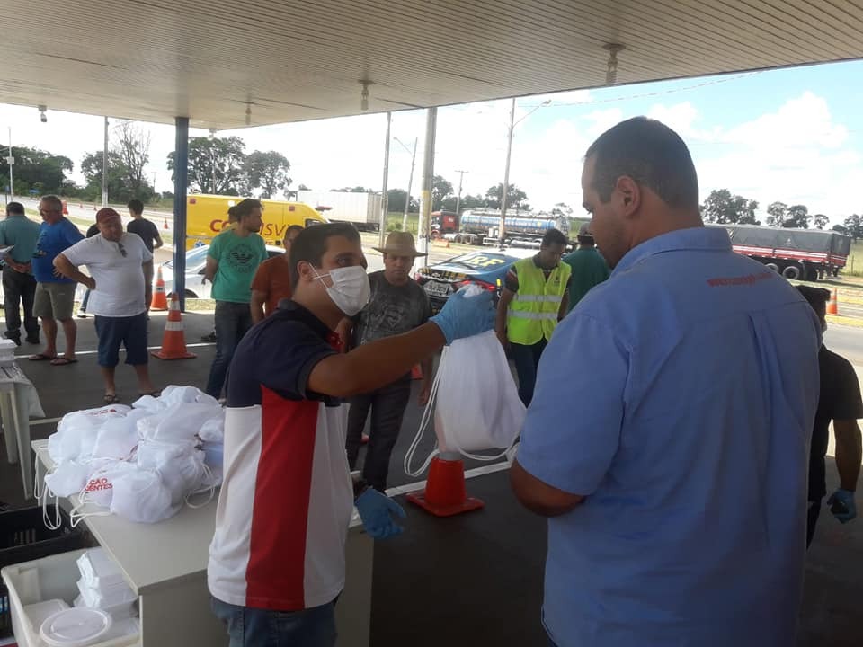 Continua a higienização de cabines de caminhão com produto hospitalar na BR-163