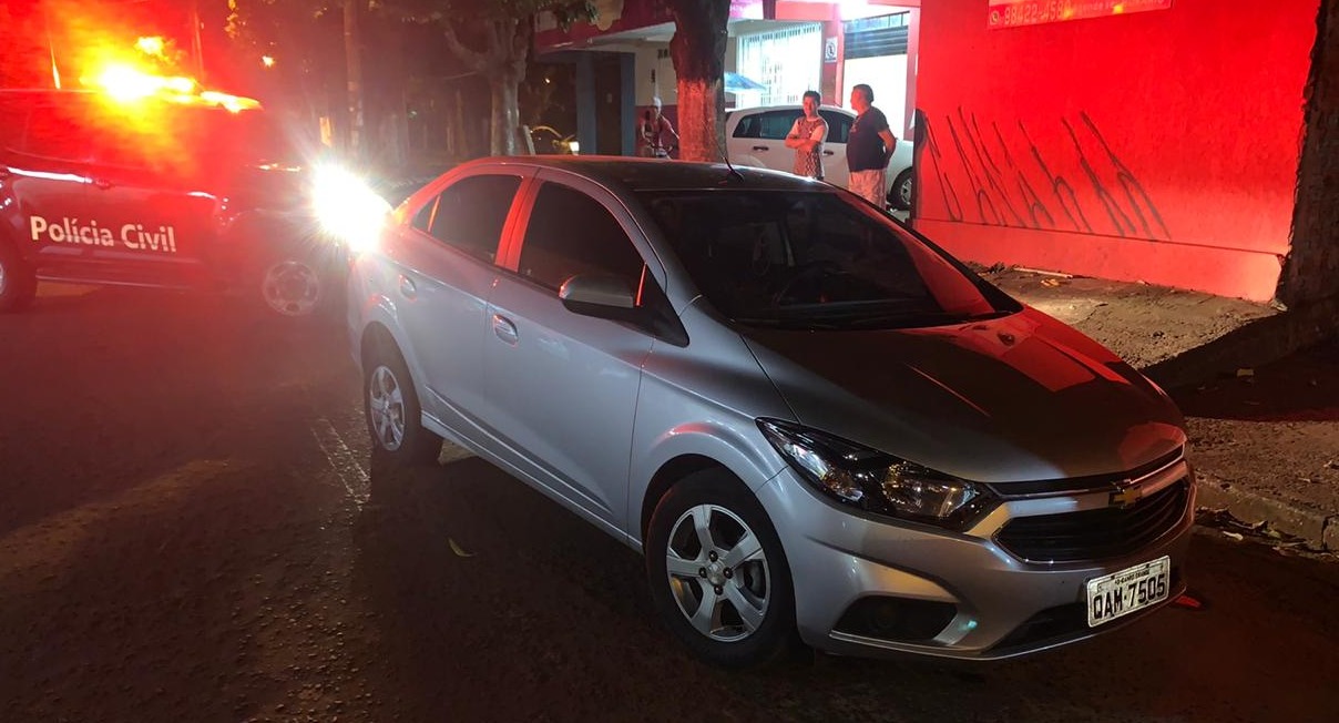 Veículo roubado próximo a banco é recuperado e um dos autores preso